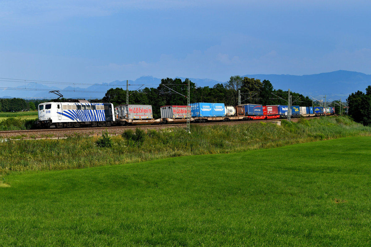 Am 25. Juli 2019 entstanden abends in den Bergen bereits Gewitter, während es im Voralpenland noch etwas länger schön blieb. Bei Rann konnte ich daher noch ein Sonnenbild anfertigen, als 151 018 mit dem gut ausgelasteten DGS 43126 nach München Ost Rbf die wohlbekannte Fotostelle passierte. 