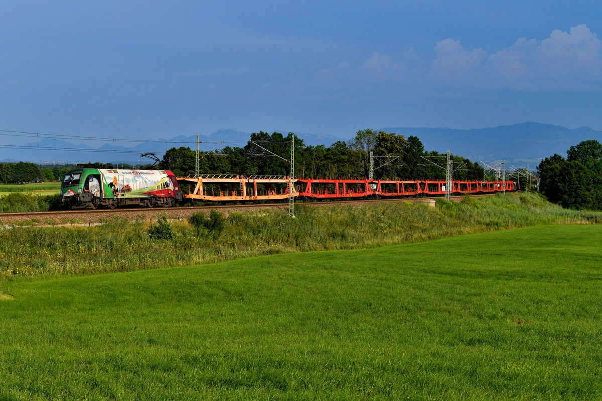 Am 25. Juli 2019 war die 1116.159 mit leeren Autotransportwagen von Villach Süd nach Kornwestheim Rbf unterwegs. Mit ihrer sehr gefälligen estaltung erinnert dieser Taurus an das 150. jährige Jubiläum des Baus der Brennerbahn und an markante Fahrzeugtypen, die über die Jahre dort zum Einsatz kamen. Zum Aufnahmenzeitpunkt schien in Rann noch die Sonne, während sich in den Bergen bereits heftige Gewitter zusammengebraut hatten.  