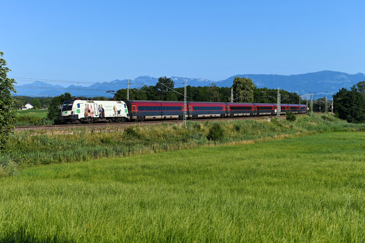 Am 25. Juni 2023 beförderte die für biologisch angebaute Lebensmittel werbende 1116.231 den RJX 64 von Budapest-Kelenföld nach München HBF. Bei Rann konnte ich den Zug mit den Chimegauer Alpen im Hintergrund fotografieren. 
