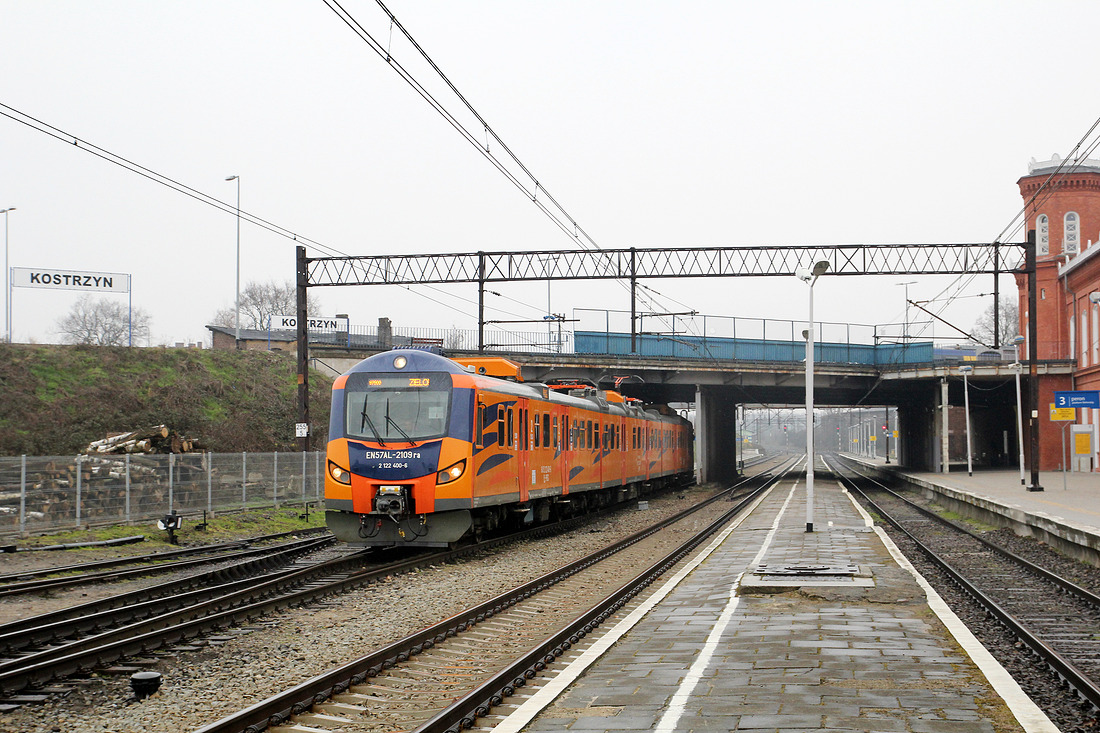 Am 25. März 2016 konnte ich in Kostrzyn den farbenfrohen EN57AL-2109 ablichten.
Der Triebzug war als R 87500 unterwegs von Szczecin Glowny nach Zielona Gora.