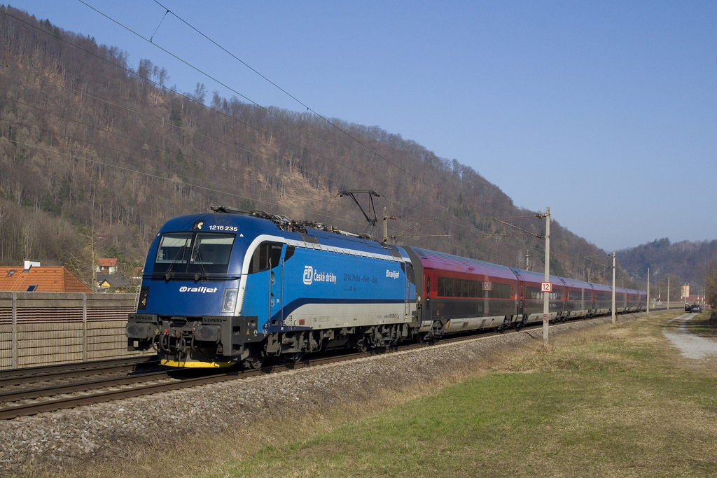 Am 25. März 2021 ist 1216 235 mit rj 551 (Wien Hbf - Graz Hbf) bei Graz - Raach unterwegs. 