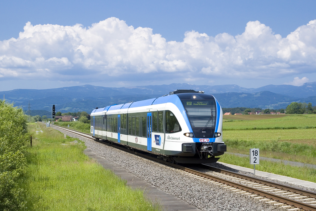 Am 25. Mai 2016 ist der blaue Weststeirer 5063 008 als SB 8560 von Wies-Eibiswald nach Graz unterwegs, hier zu sehen bei Wettmannstätten