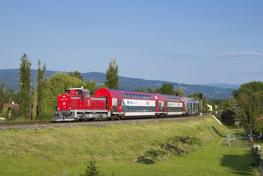 Am 25. Mai 2016 ist GKB DH 1500.3 mit der SB 8554 von Wies-Eibiswald nach Graz unterwegs, hier zu sehen bei Lieboch.