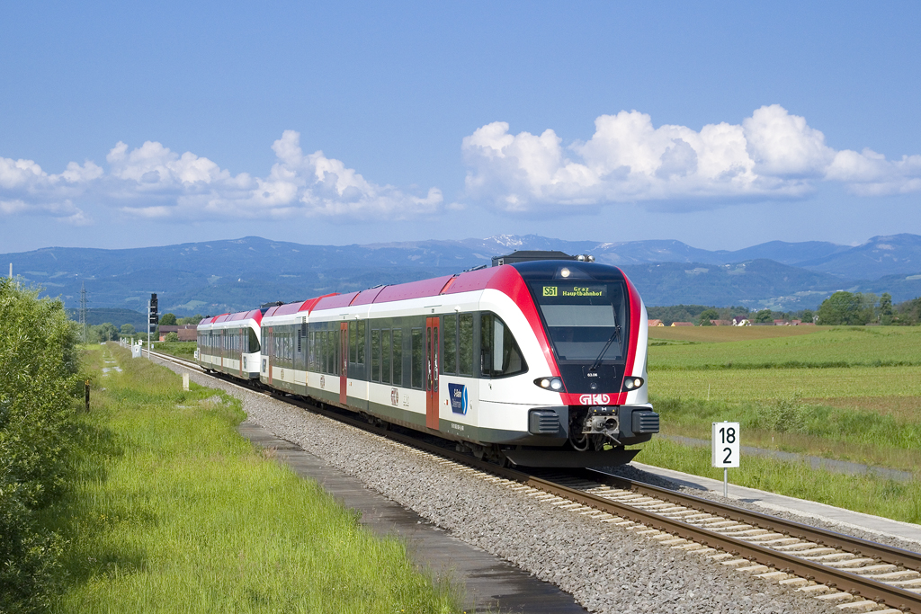 Am 25. Mai 2016 sind 5063 006 sowie 5063 001 als SB 8558 von Wies-Eibiswald nach Graz, welche bei den Landschbergern liebevoll  9er-Zug  genannt wird (aufgrund der Abfahrt um Punkt 9 Uhr) unterwegs. Hier zu sehen vor der Kulisse der Koralm bei Wettmannstätten.