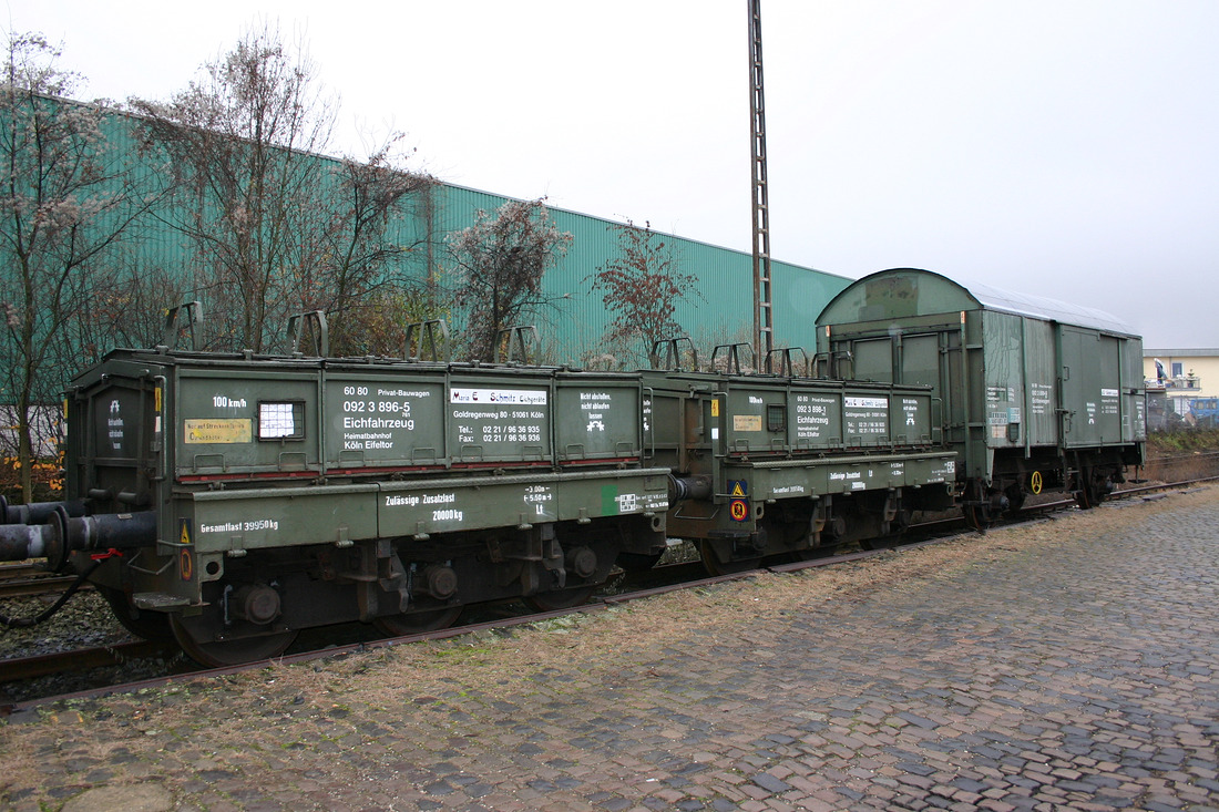 Am 25. November 2003 stand im Frechener Güterbahnhof dieser interessante Eichzug.
Dieser dient zur Eichung von Gleiswaagen.