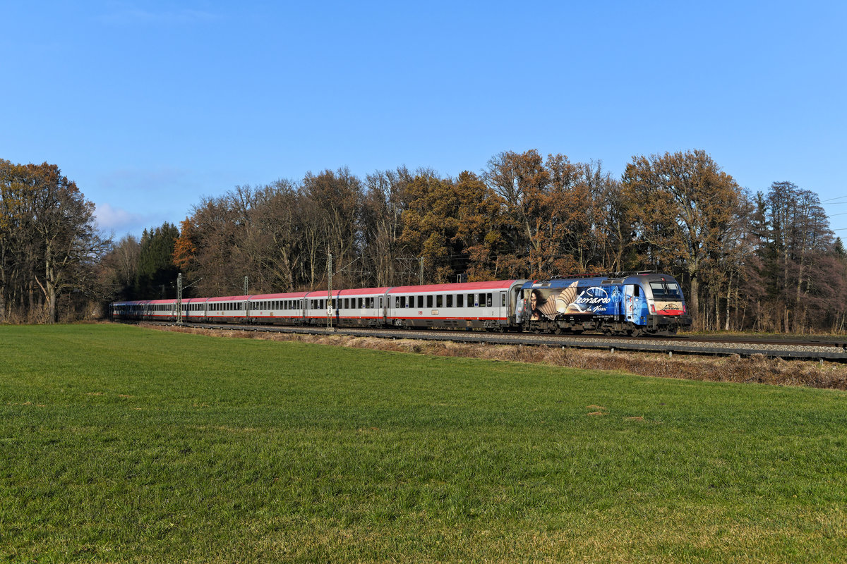 Am 25. November 2020 brachte die an das Universal-Genie Leonardo da Vinci erinnerende ÖBB 1216.019 den EC 89 nach Bologna Centrale. Bei Brannenburg konnte ich die gelungene Werbelok dokumentieren. 