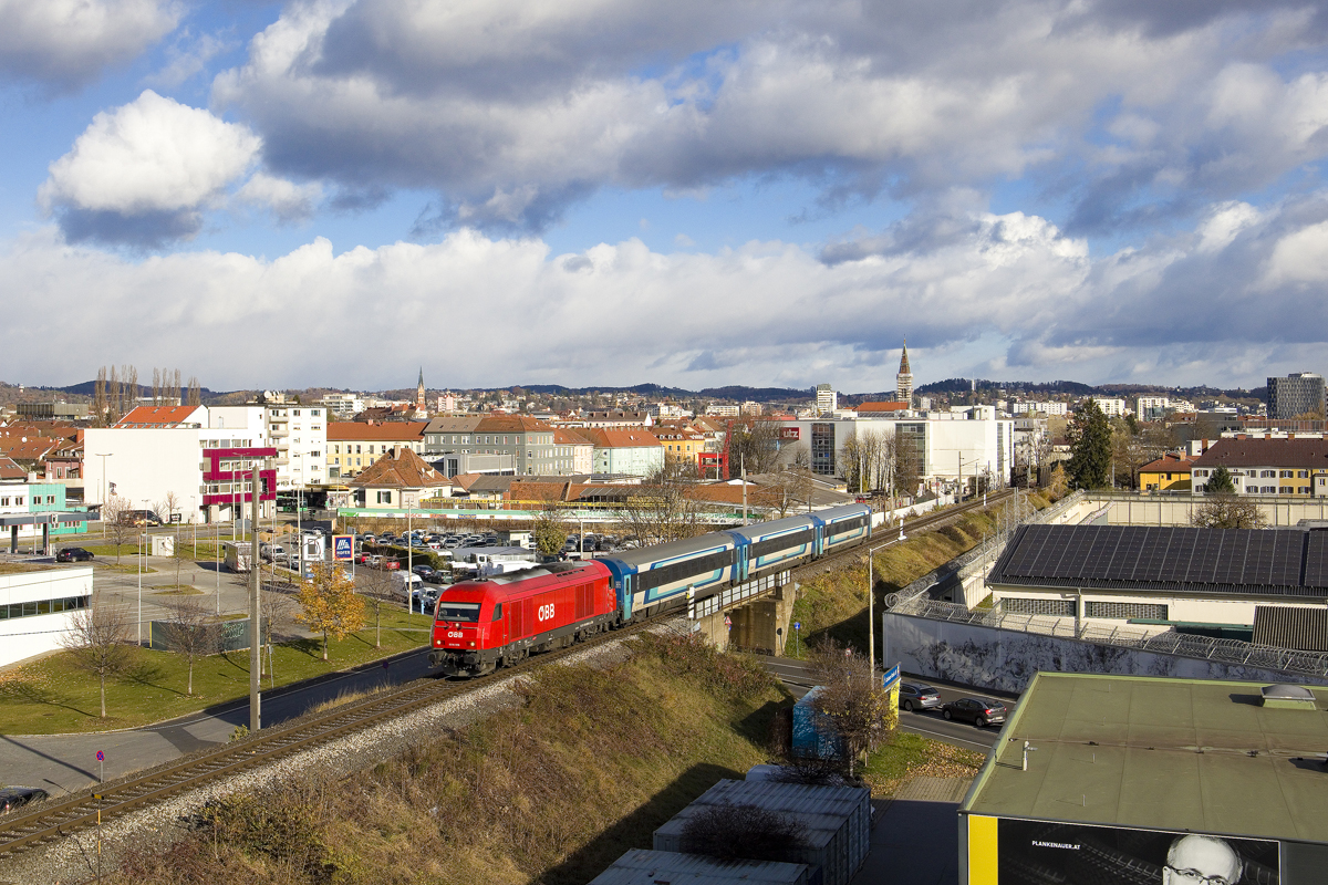 Am 25. November 2023 war 2016 009 mit dem IC 312  Mura  (Tatabanya - Graz Hbf.) unterwegs. Hier hat der Zug vor kurzem seinen namensgebenden Fluss überquert. In Kürze wird der Zug Graz Don Bosco ohne Halt durchfahren und wenig später pünktlich seinen Zugendbahnhof erreichen.