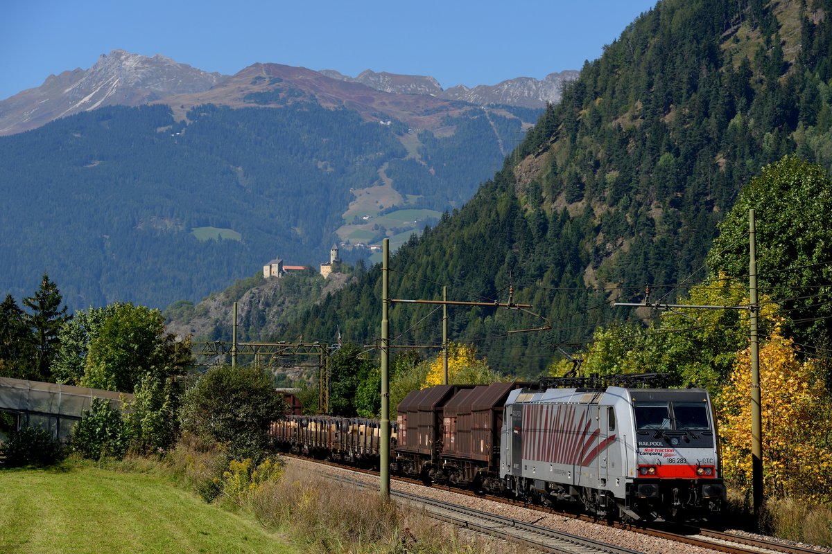 Am 25. September 2013 beförderte die RTC 186.283 den Stahlzug 44211 von München Nord nach Brescia Scalo. Aufgenommen in Freienfeld / Campo di Trens. Über dem Zug trohnt Schloss Sprechenstein / Castelpietra.
 