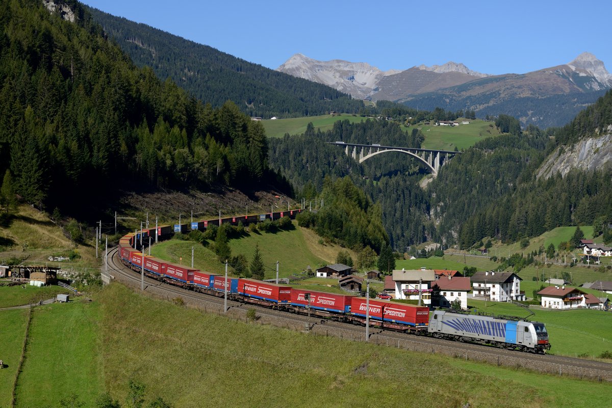 Am 25. September 2013 oblag der Railpool 186 287 die Beförderung des  Winner-Zuges  43136 zwischen Brenner und München Ost Rangierbahnhof. Hier zu sehen bei St. Jodok auf Talfahrt.