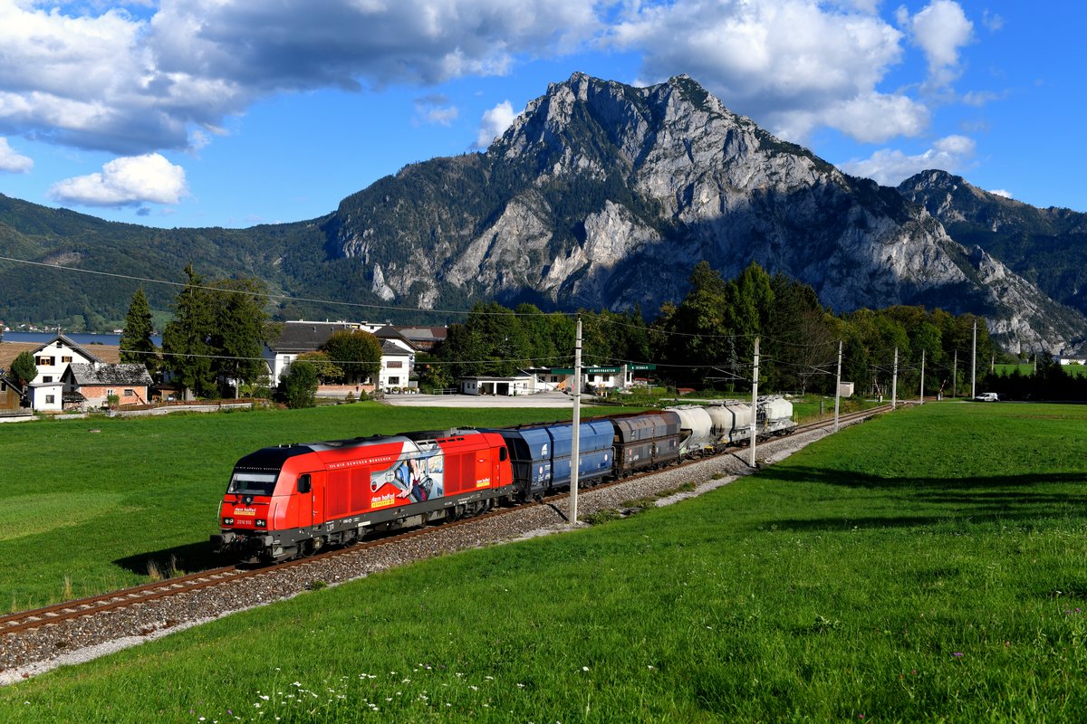 Am 25. September 2018 beabsichtigte ich, eine blutorangene 1142 vor einem REX auf der Salzkammergutbahn zu dokumentieren. Leider fiel dieses angedachte Bild einem Wolkenschaden zum Opfer.  Wenigstens konnte ich aber die 2016.910 von Stern & Hafferl bei Eben mit dem bekannten Blick auf den Traunstein mit ihrer VG 56987 nach Linz VFB Ost fotografieren. Die StH wickelt den Güterverkehr im Salzkammergut fast komplett im Auftrag der RCA ab. Zum Einsatz kommen hierbei Loks der Baureihe 2016 und seit kurzem auch eine Hybridlokomotive der Baureihe 187. 