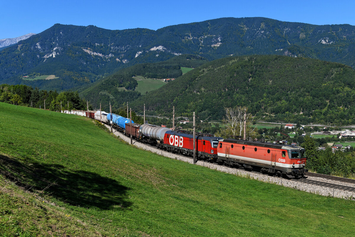 Am 25. September 2021 konnte ich die 1144.067 vor der 1293.178 und einem gemischten Güterzug bei Eichberg auf Bergfahrt fotografieren. Bis Kapfenberg blieb die Vorspannlok am Zug, danach brachte der Vectron den Zug alleine weiter zu seinem Bestimmungsort. 