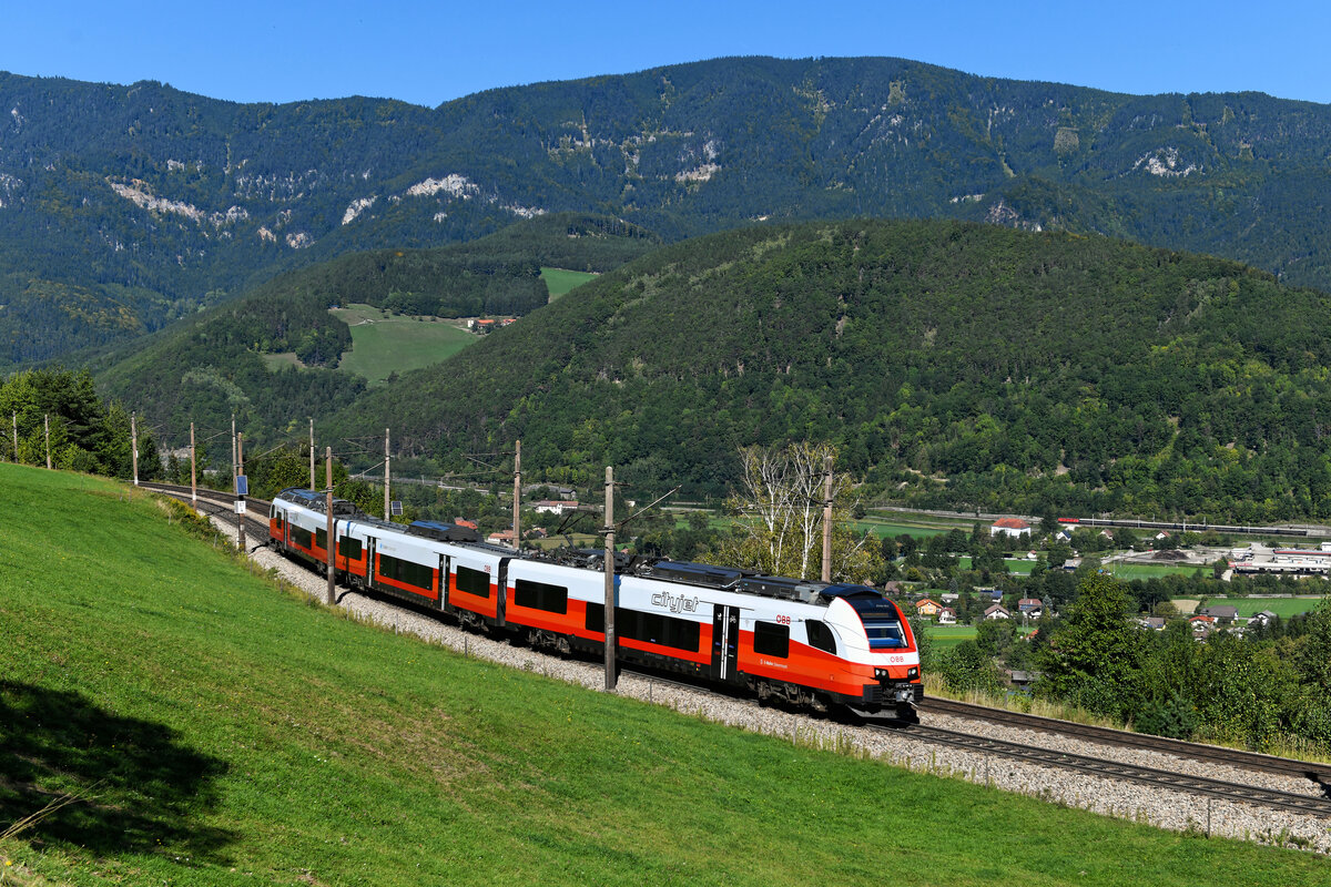 Am 25. September 2021 verkehrte der  Cityjet  4744.057 als R 7533 von Payerbach-Reichenau nach Mürzzuschlag. Seit auf jeder Station der Semmeringbahn Fahrkarten-Automaten aufgestellt wurden, gestaltet sich der Einsatz von Fahrzeugen freizügiger - sowohl Desiros wie auch Talente verkehren als Regionalzüge. Bei Eichberg konnte ich den modernen Triebzug aufnehmen. Wenn man genau hinsieht, erkennt man im Tal schon den Zug, auf den neben mir schon zahlreiche Fotografen warteten...