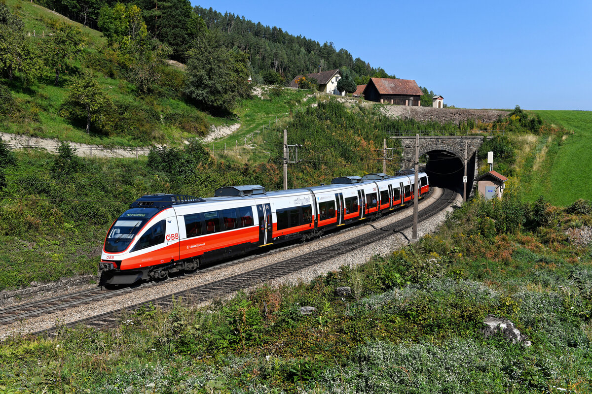 Am 25. September 2021 verkehrte der  Cityjet  4024.038 als R 7533 von Payerbach-Reichenau nach Mürzzuschlag. Seit auf jeder Station der Semmeringbahn Fahrkarten-Automaten aufgestellt wurden, gestaltet sich der Einsatz von Fahrzeugen freizügiger - sowohl Talente wie auch Desiros verkehren als Regionalzüge. Am Portal des kurzen Eichberg-Tunnels konnte ich den Triebzug in der gefälligen neuen Farbgebung aufnehmen.