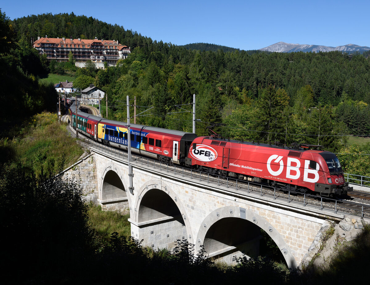 Am 25. September 2021 wurde der Railjet 653 von der ÖFB-Garnitur mitsamt Lok 1116 249 gebildet, und von mir vor der Kulisse des Kurhaus Semmering und des Schneebergs am Kartnerkogel-Viadukt fotografiert. In ein paar Jahren soll das schlafende Jugendstiljuwel als  Grand Semmering  eine Renaissance erleben.
