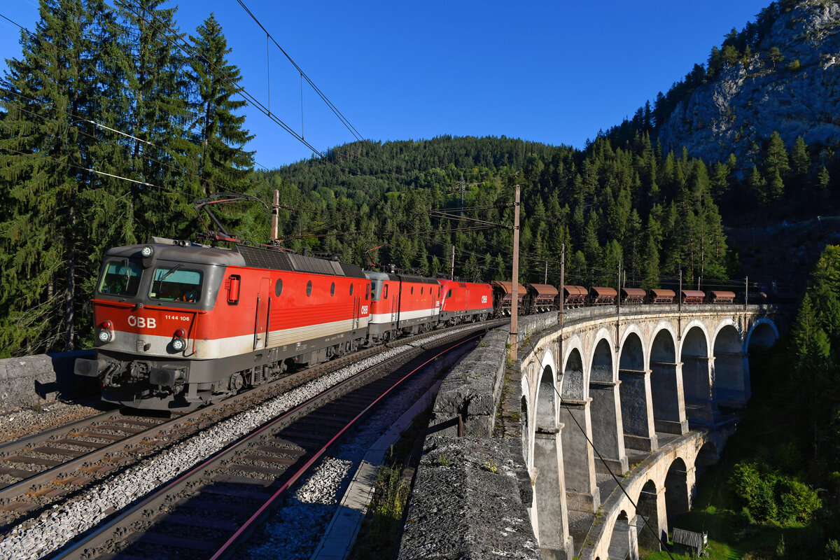 Am 25. September konnte ich eine Dreifachtraktion, bestehend aus der 1144.106 vor der 1144.043 und dem Taurus 1116.191, vor dem GAG 49417 fotografieren. Mit dieser Leistung wird Quarzsand nach Rogatec zur Firma Vetropac Straza transportiert. Aufnahmeort war das Kalte Rinne Viadukt bei Breitenstein. 