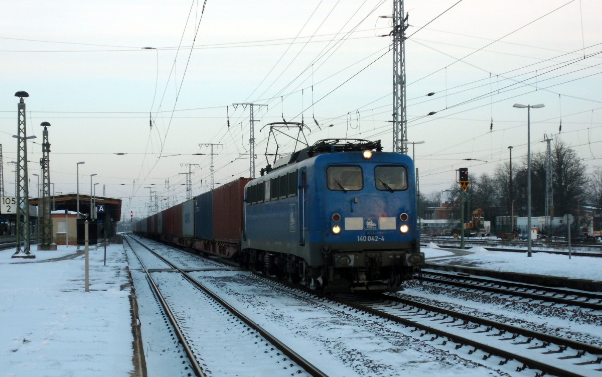 Am 25.01.2014 kam 140 042 mit einem Containerzug aus Richtung Magdeburg durch Stendal und fuhr weiter in Richtung Wittenberge.