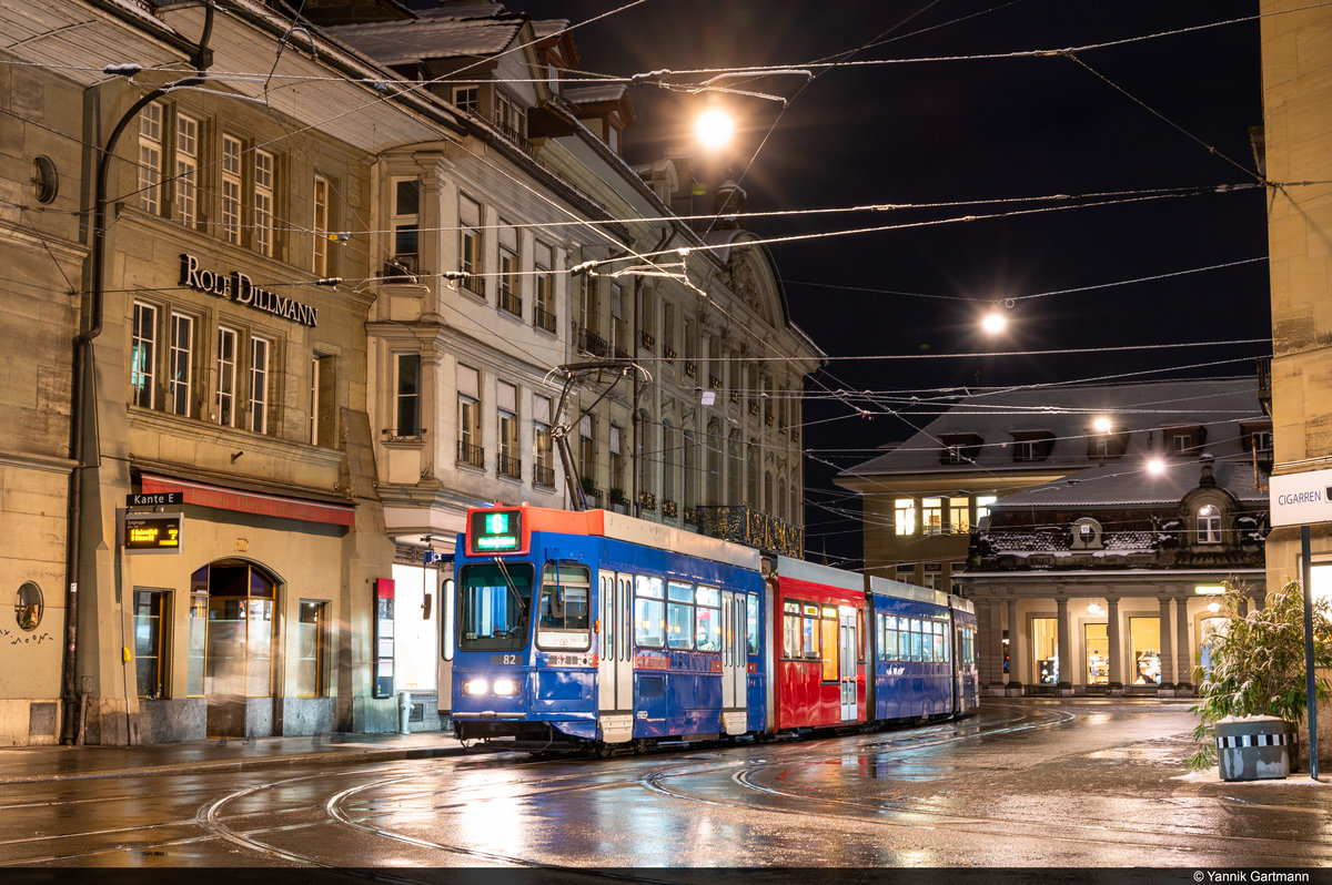 Am 25.01.2021 ist RBS Be 4/10 82 auf der Linie 6 in Richtung Fischermätteli unterwegs und konnte hier an der Haltestelle Zytglogge in Mitten der Stadt Bern aufgenommen werden.