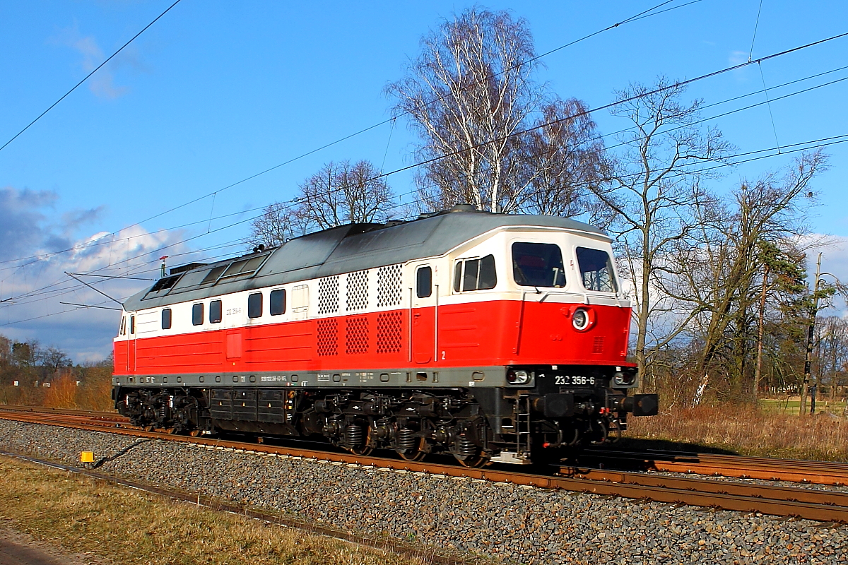 Am 25.02.2016 dieselt die 232 356-6 der WFL durch Nassenheide.
Die Maschine wurde 1976 mit der Fabriknummer 0591 in der Lokomotivfabrik Oktober-Revolution, Woroschilowgrad gebaut.
