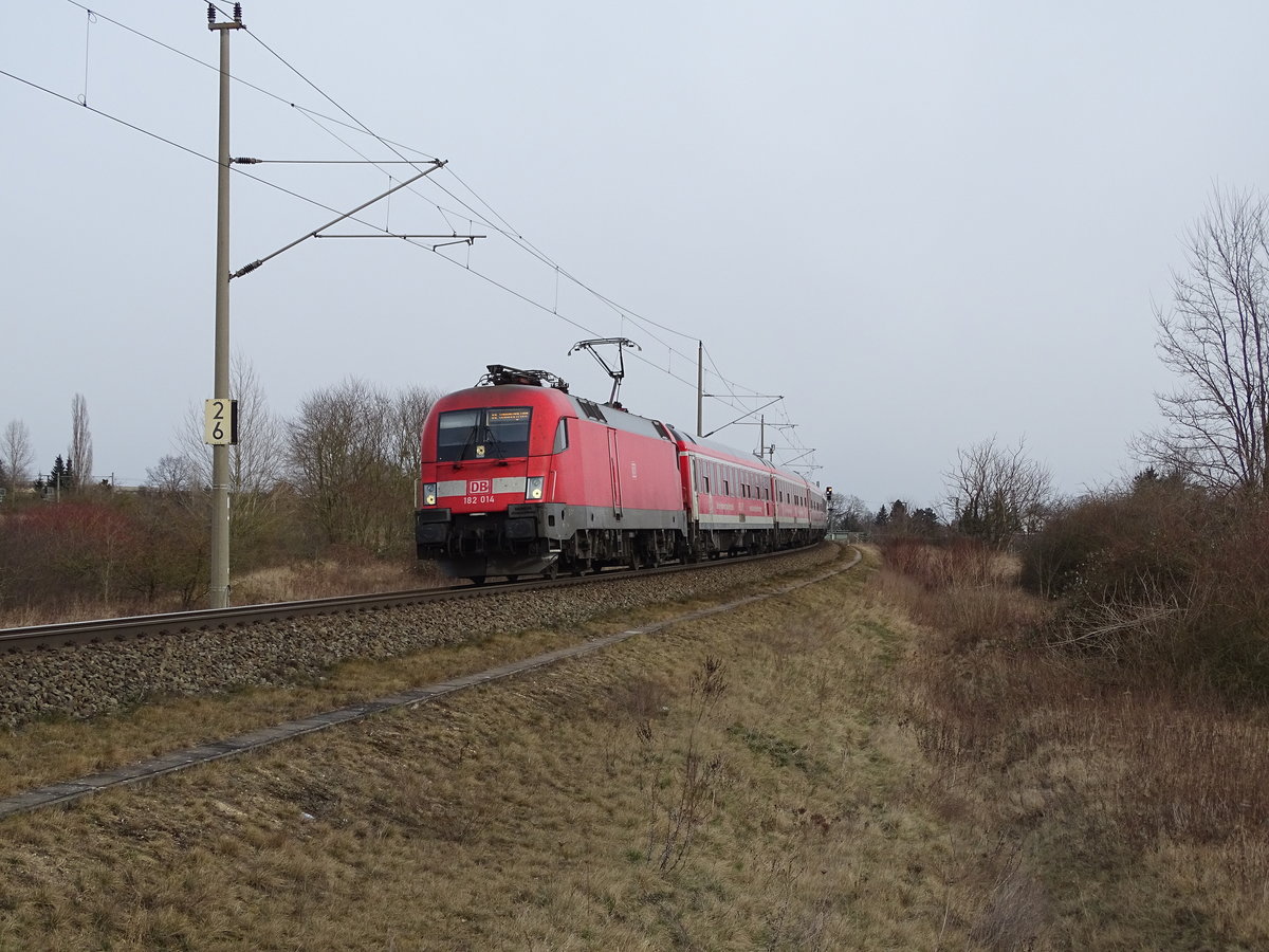 Am 25.02.2018 kam die 182 014 mit einem IRE aus Richtung Berlin nach Stendal und fuhr weiter in Richtung Uelzen.