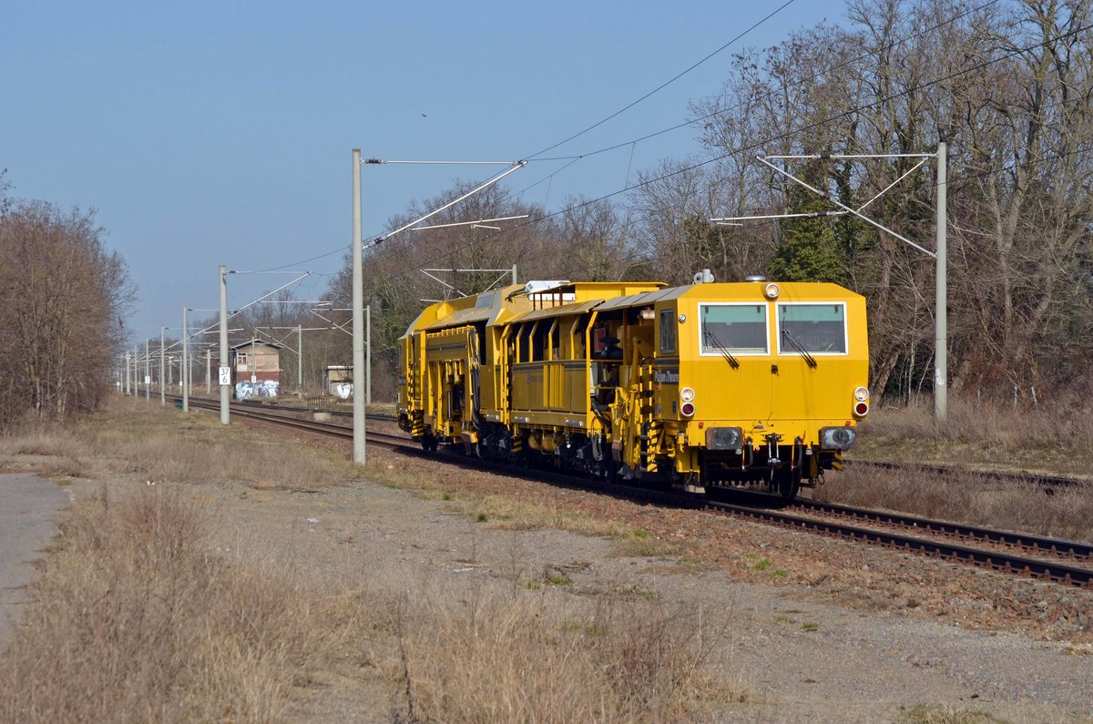 Am 25.02.21 rollte diese Stopfmaschine vom Typ Unimat 09-16/4S durch Raguhn Richtung Bitterfeld. Da sie nur 20 Minuten später wieder retour unterwegs war ist anzunehmen das es sich um eine Probefahrt handelte.