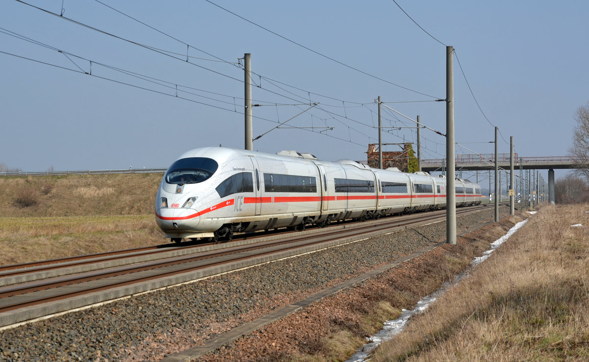 Am 25.03.18 war der  Diese Strecke gehört -403er als ICE 1005 von Berlin aus nach München unterwegs. Hier durcheilt der ICE auf dem Weg Richtung Halle(S) soeben Brehna.