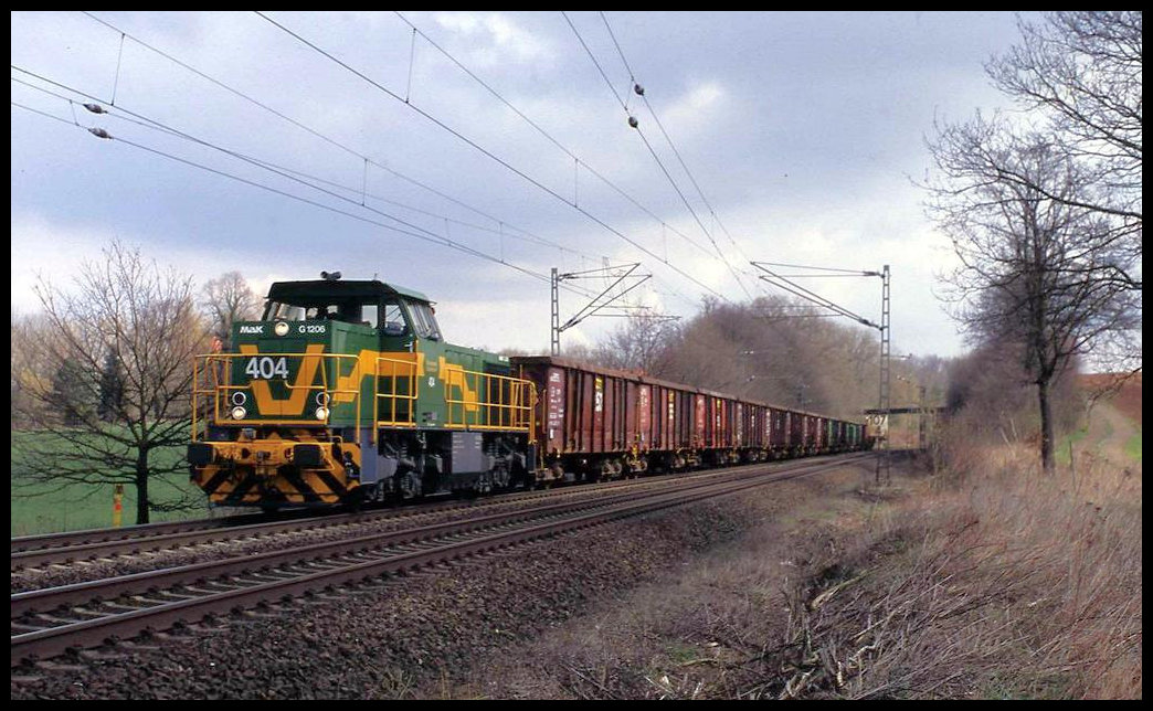 Am 25.03.2004 hatte Lok 404 der Dortmunder Eisenbahn wieder einen Schrottzug zum Stahlwerk in Georgsmarienhütte gebracht. Ich erwischte sie am Ortsrand von Hasbergen, als sie mit dem Leerzug um 10.52 Uhr über die Rollbahn zurück nach Dortmund fuhr.