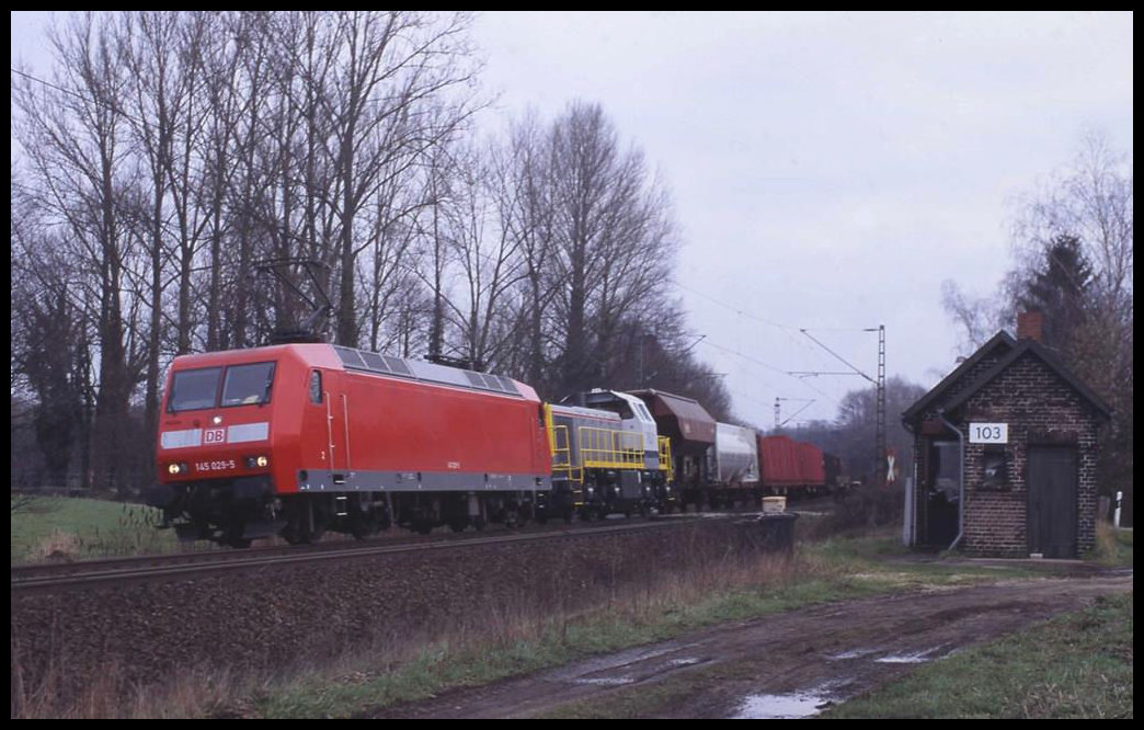 Am 25.03.2004 kam 145029-5 mit einem Güterzug in Richtung Münster um 9.24 Uhr am Posten 103 vorbei. Hinter der Zuglok lief die belgische 7832 mit.