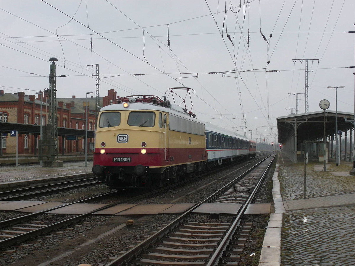 Am 25.03.2016 kam 113 309(E10 1309) als DLr 469 aus Richtung Magdeburg nach Stendal und fuhr weiter in Richtung Wittenberge.Ziel ist Löhne(Westfahlen). 