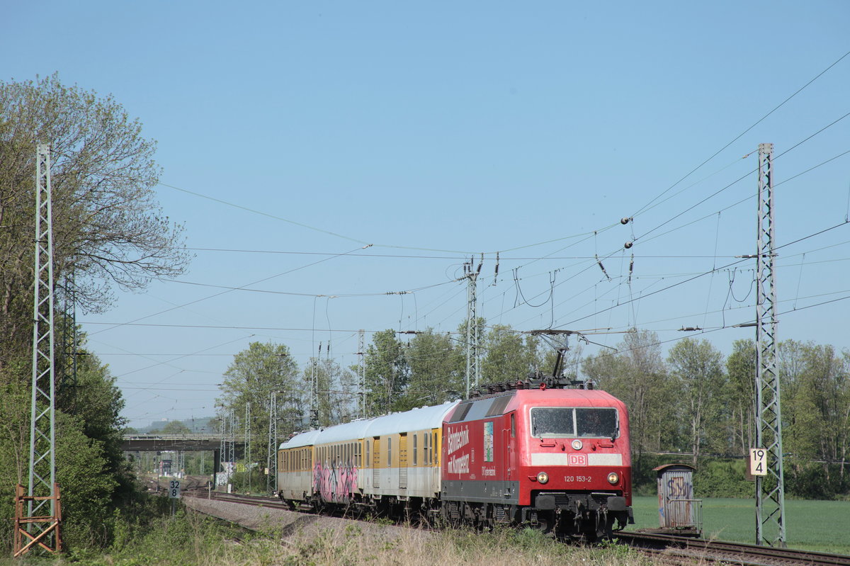 Am 25.03.2020 fuhr 120 153 mit einem Messzug als 94405(Rommerskirchen-Köln West) am BÜ in Km 19,5.