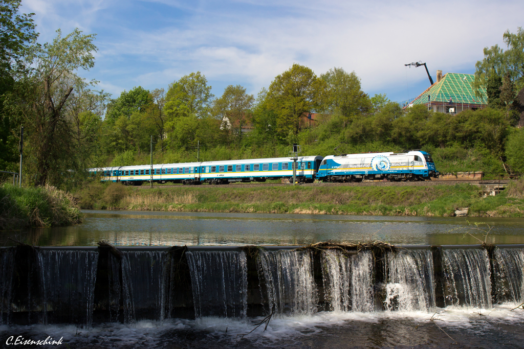 Am 25.04.14 gelangt die VGB 183 004 wieder in den ALEX Umlauf nach Regensburg.
Hier konnte ich sie bei Volkmannsdorf festhalten. Im Vordergrund ist die Amper zu sehen.