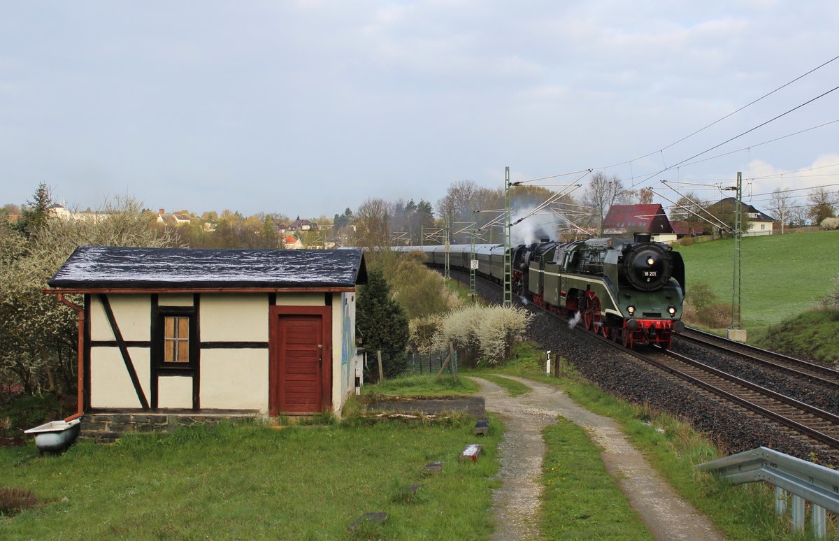 Am 25.04.16 überführte 18 201 und 52 8079 wieder den Reisezug von Hof nach (Wittenberg). Hier ist der Zug zu sehen in Jößnitz.