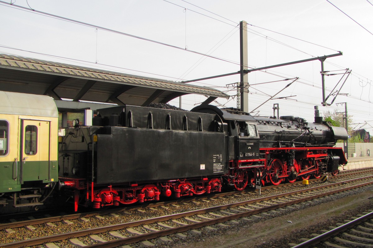 Am 25.04.2015 bespannte die 41 1144-9 der IGE Werrabahn-Eisenach den  Altenburg-Express  von Eisenach nach Altenburg. Beim Halt in Erfurt Hbf bot sich die Gelegenheit für dieses Bild.