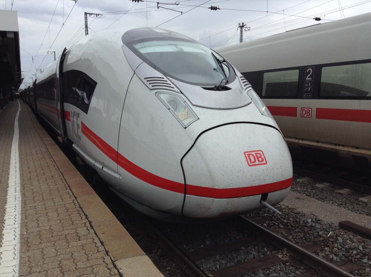 Am 25.04.2015 hielt ein Br. 407 (Velaro D) als ICE 2526 von Nürnberg nach Dortmund in Würzburg Hbf.