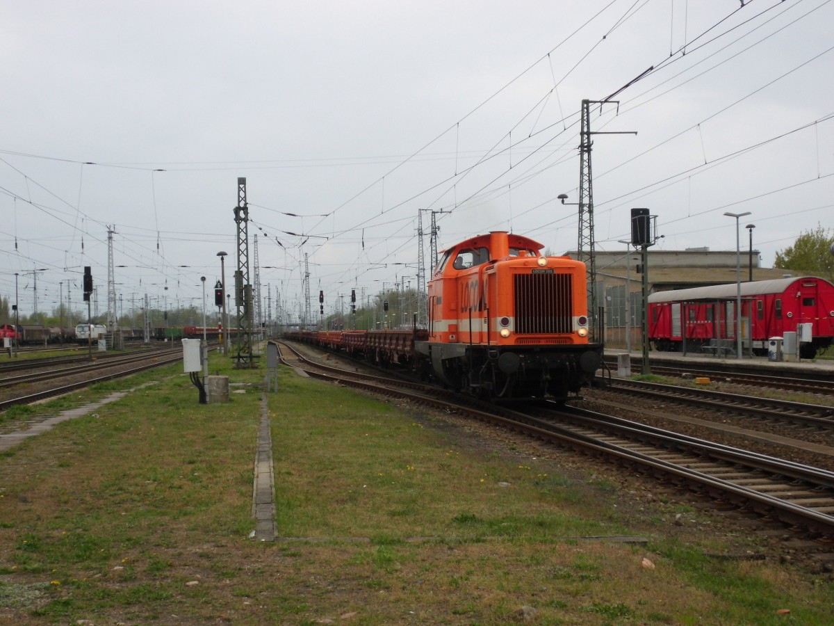 Am 25.04.2015 kam Locon 205 (212 263) mit ihrem Flachwagenzug aus Richtung Hannover nach Stendal und fuhr weiter nach Berlin.