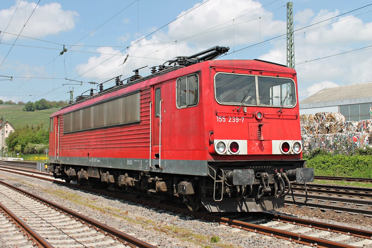 Am 25.04.2018 stand EBS 155 239-7 abgestellt bei strahlenden Sonnenschein im Bahnhofsbereich von Efringen Kirchen und wartete dort auf ihren nächsten Einsatz, nachdem sie zuvor einen Güterzug in die Schweiz brachte.