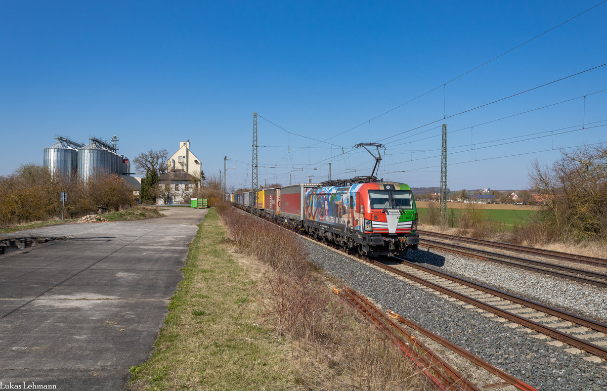 Am 25.04.2020 konnte ich gegen Mittag die TX 193 640 mit einem vollen KLV-Zug erwischen. Der Standort war die alte Laderampe die dem Militärverkehr der Hahnenkammkaserne bis 2004 diente. Die zwei Stumpfgleise sind sogar mit Oberleitung ausgerüstet. Der Personenverkehr endete allerdings schon im Jahr 1978. 
