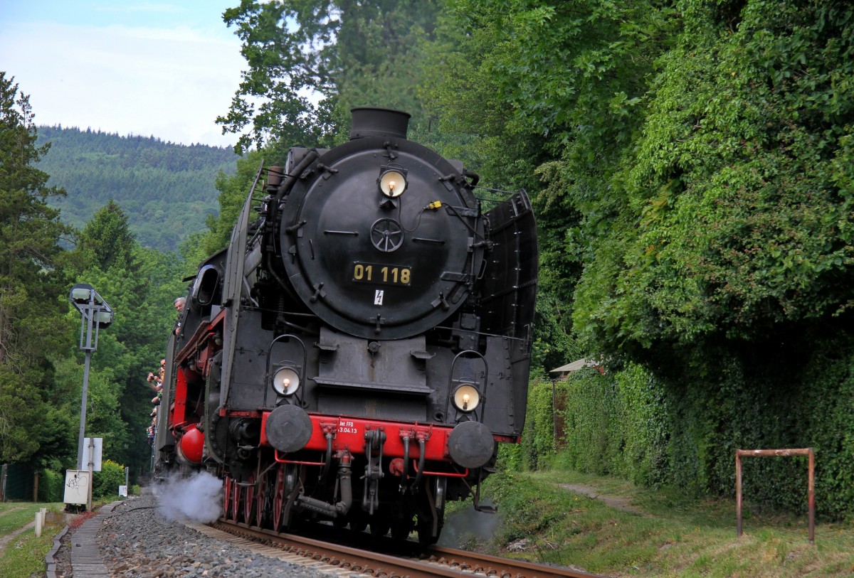 Am 25.05.15 ist 01 118 mit ihrem Dampfzug 104 unterwegs nach Königstein. Hier kurz vor der Einfahrt Königstein. 