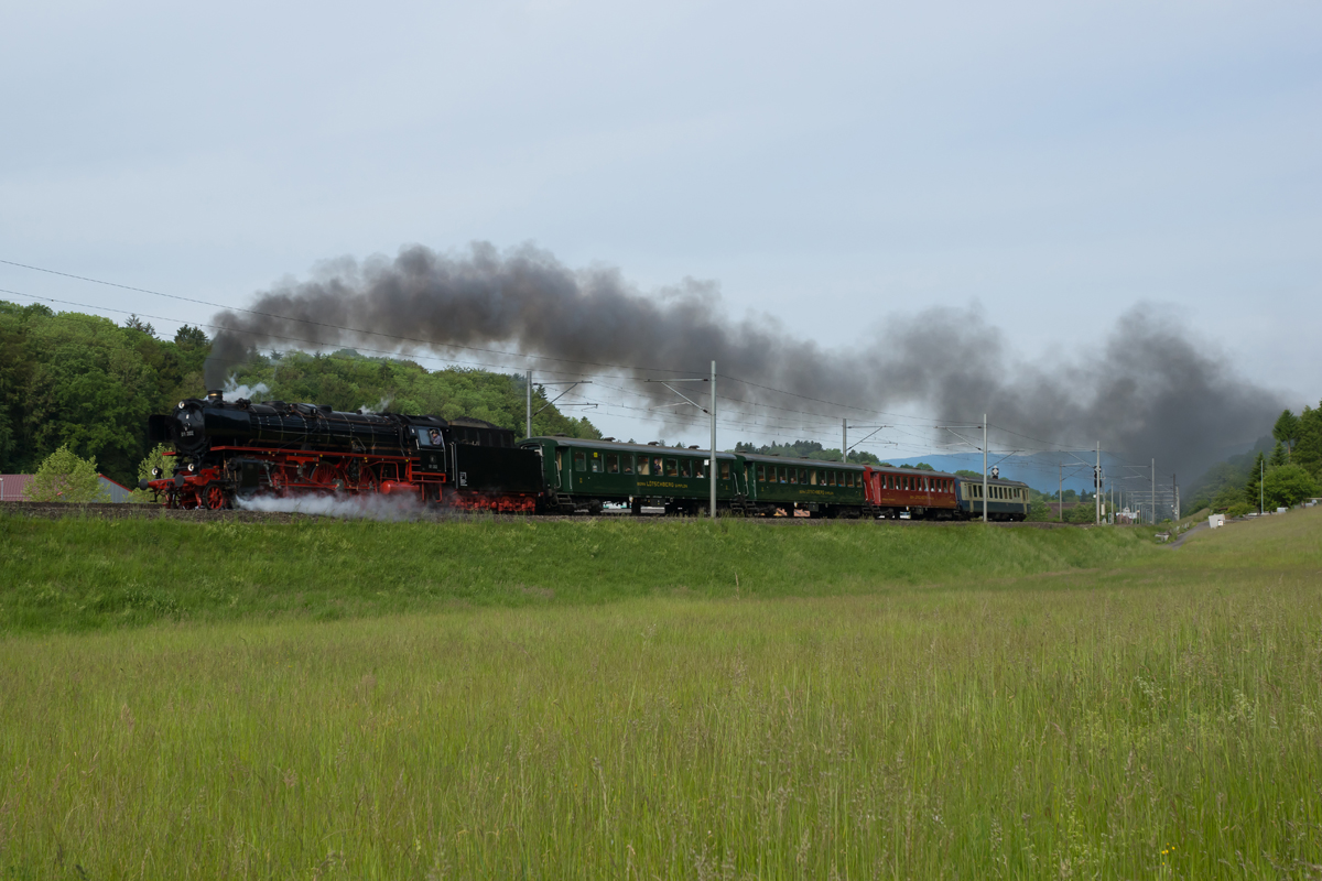 Am 25.05.2014 dampft die Pacific 01 202 mit einem Extrazug nach Vevey von Lyss Richtung Bern, aufgenommen bei Suberg-Grossaffoltern.