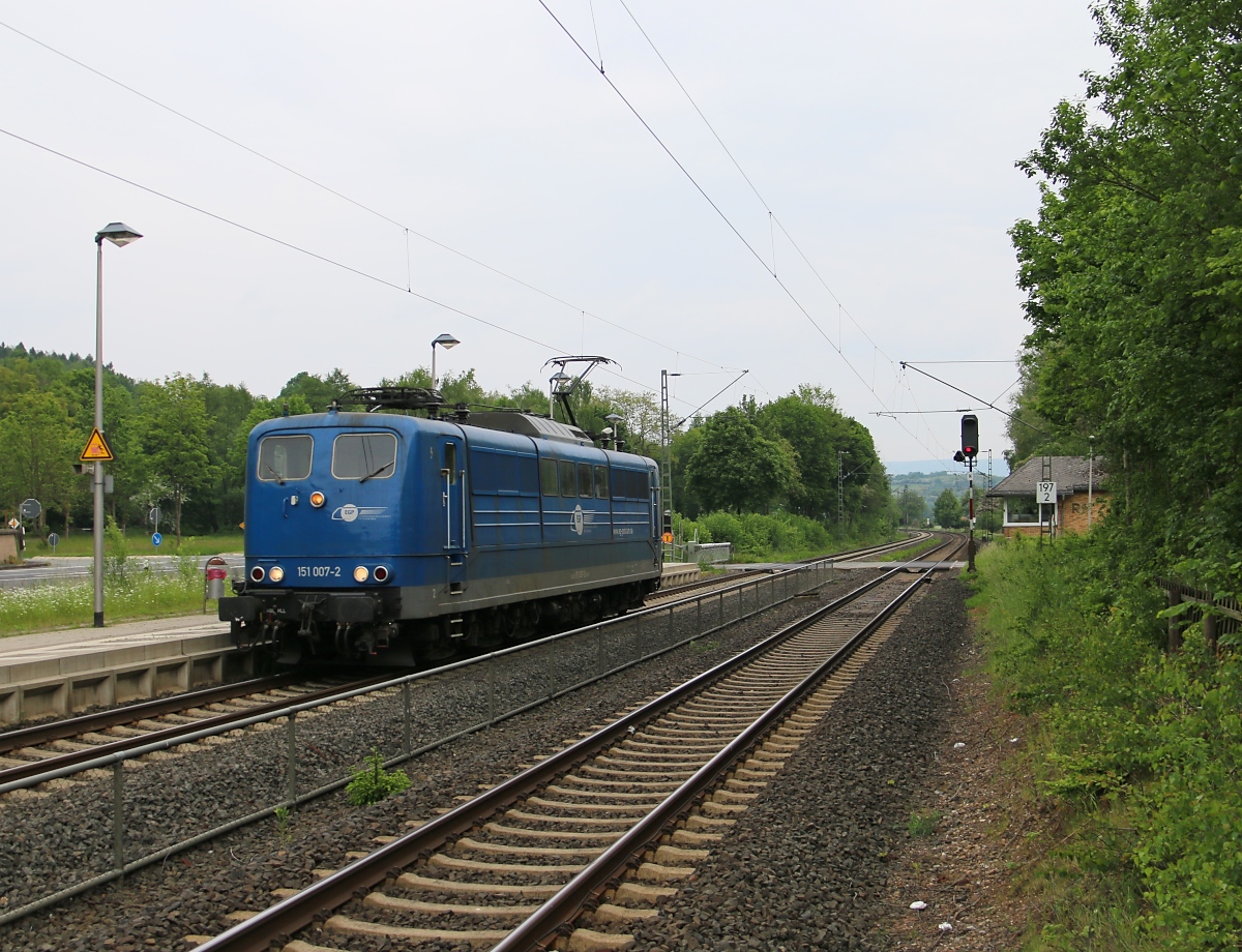 Am 25.05.2015 kam die EGP 151 007-2 als Tfzf durch Wehretal-Reichensachsen in Fahrtrichtung Süden.