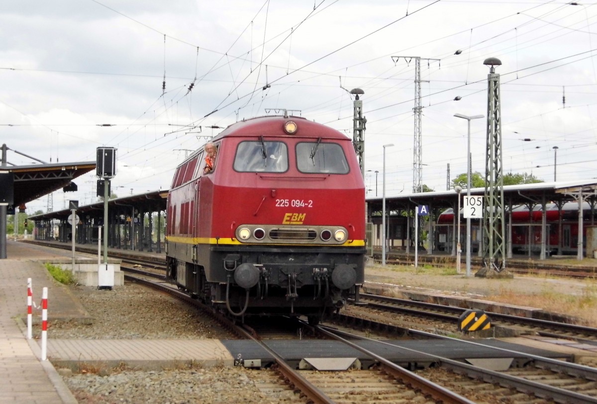 Am 25.05.2015 Rangierfahrt von der 225 094-2 von der EBM Cargo in Stendal  bild stand punkt von Bahnsteige 7 .