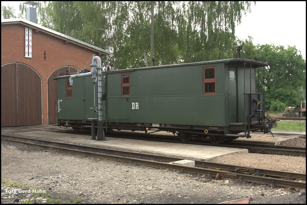 Am 25.05.2016 stand dieser schick restaurierte Gepäckwagen vor dem Lokschuppen der Döllnitzbahn in Mügeln.