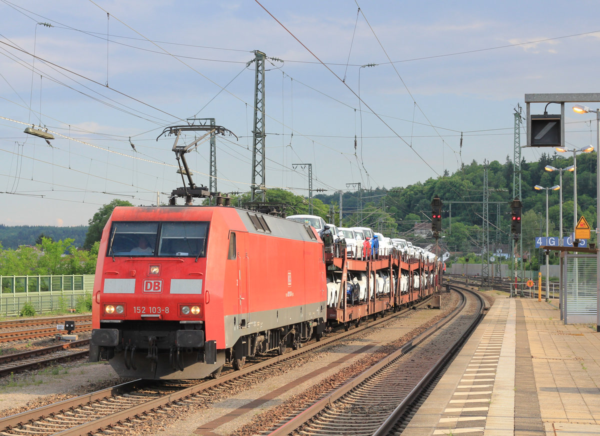 Am 25.05.2018 fährt 152 103 mit Audi-Ganzzug durch den Bahnhof Treuchtlingen. 