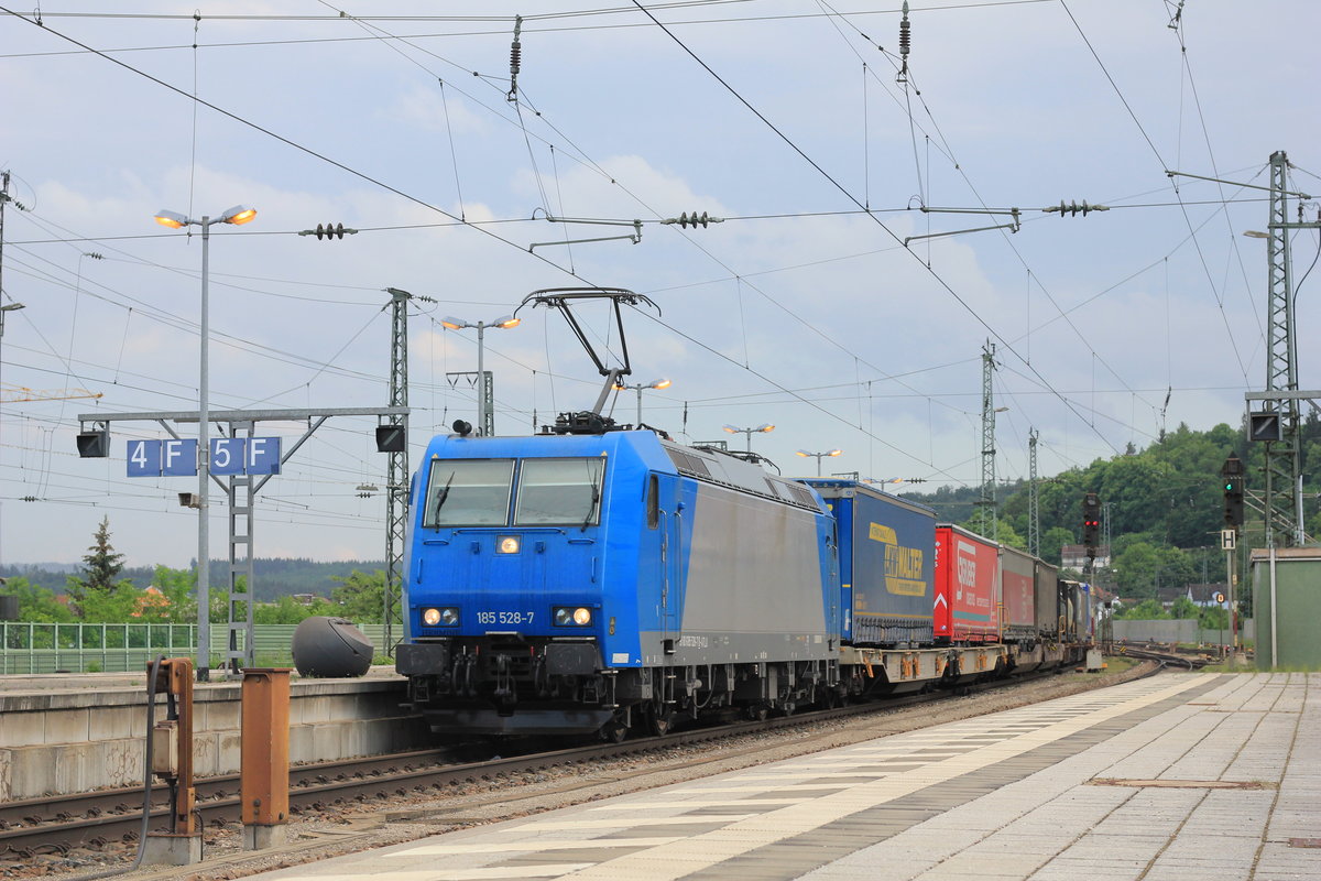 Am 25.05.2018 fährt 185 528 von TX Logistik mit Containerganzzug durch den Bahnhof Treuchtlingen. 