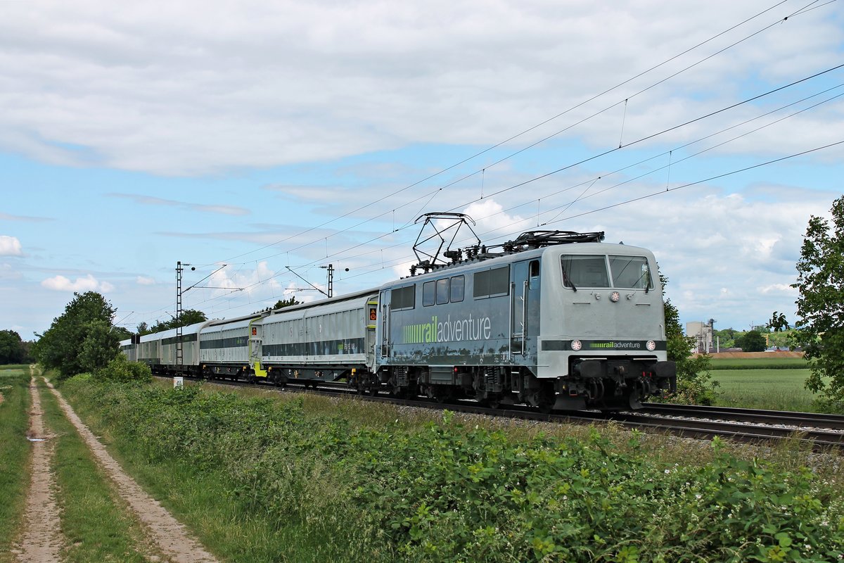 Am 25.05.2020 fuhr RADVE 111 222-6 mit vielen Kuppelwagen und 111 210-1, 4185 011-1 und 183 500-8 südlich von Buggingen über die Rheintalbahn durchs Markgräflerland in Richtung Basel.