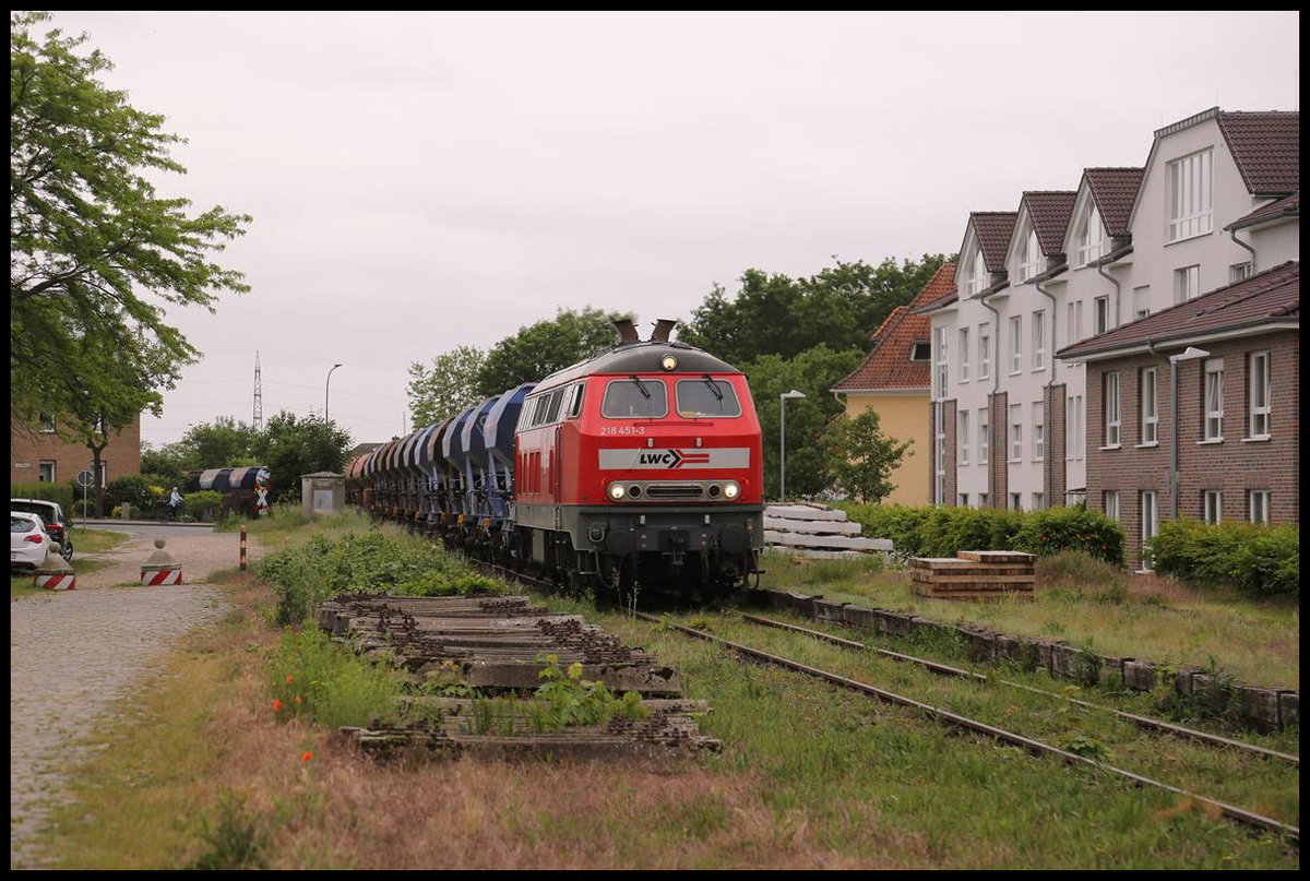 Am 25.05.2020 kam die 218451-3 der LWC mit einem Schotterzug von Gütersloh aus auf die Strecke der Teutoburger Wald Eisenbahn, um dort bei der Restauration der Strecke weiter Schienenbereiche ein zu schottern. Nach der Entladung fuhr der Zug weiter nach Lengerich, um von dort aus über die Rollbahn weiter nach Münster zu fahren. Hier daher der Zug gerade in der Ortsmitte von Bad Laer in den ehemaligen dortigen Bahnhof ein. 