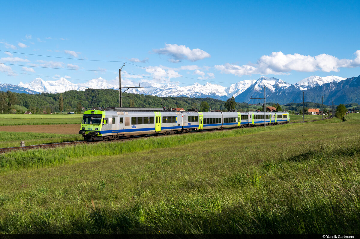 Am 25.05.2021 ist BLS RBDe 565 727 als MAT von Thun nach Bern JKLM und konnte hier bei Kaufdorf aufgenommen werden.