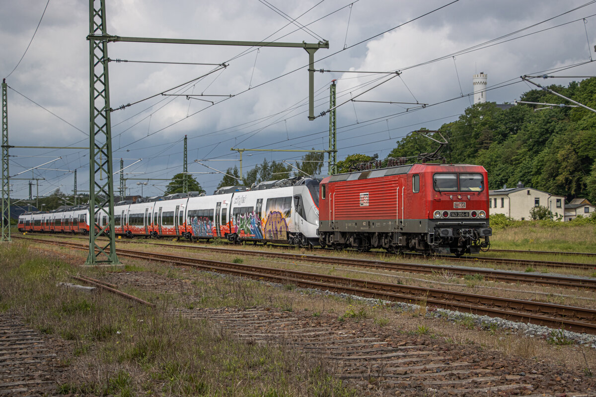 Am 25.05.2022 gab es die letzten 2 Bewegungsfahrten der Talent 3 Triebzüge, gezogen von 143 204 zwischen Mukran und Bergen. L.G. zurück an das Lokpersonal und vielen Dank für`s tröten. Aufgenommen im Bf Lietzow.