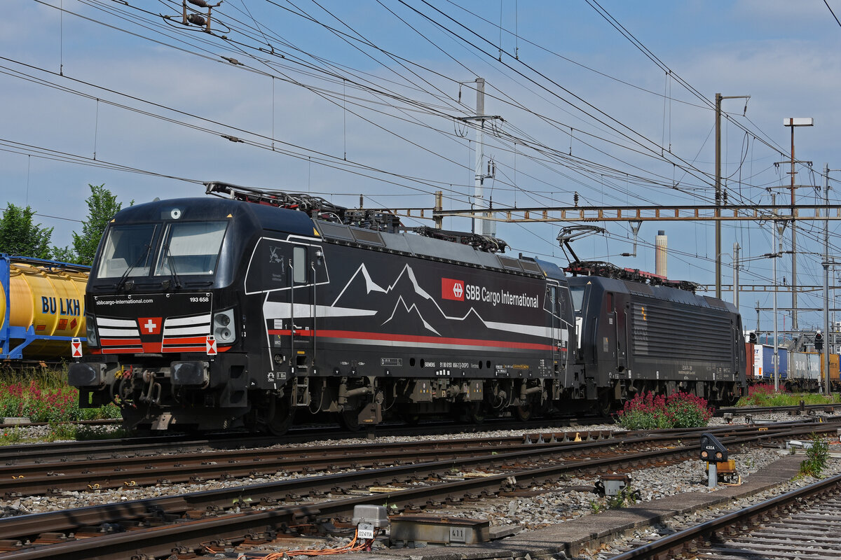 Am 25.05.2023 schleppt die Lok 189 999-6 die Siemens Vectron 193 658-2 durch den Bahnhof Pratteln.