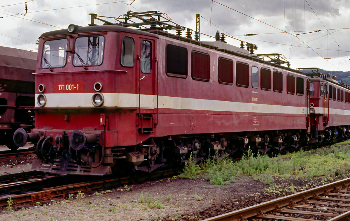 Am 25.06.1992 steht 171 001 der Rübelandbahn im Bw. Blankenburg/Harz.
