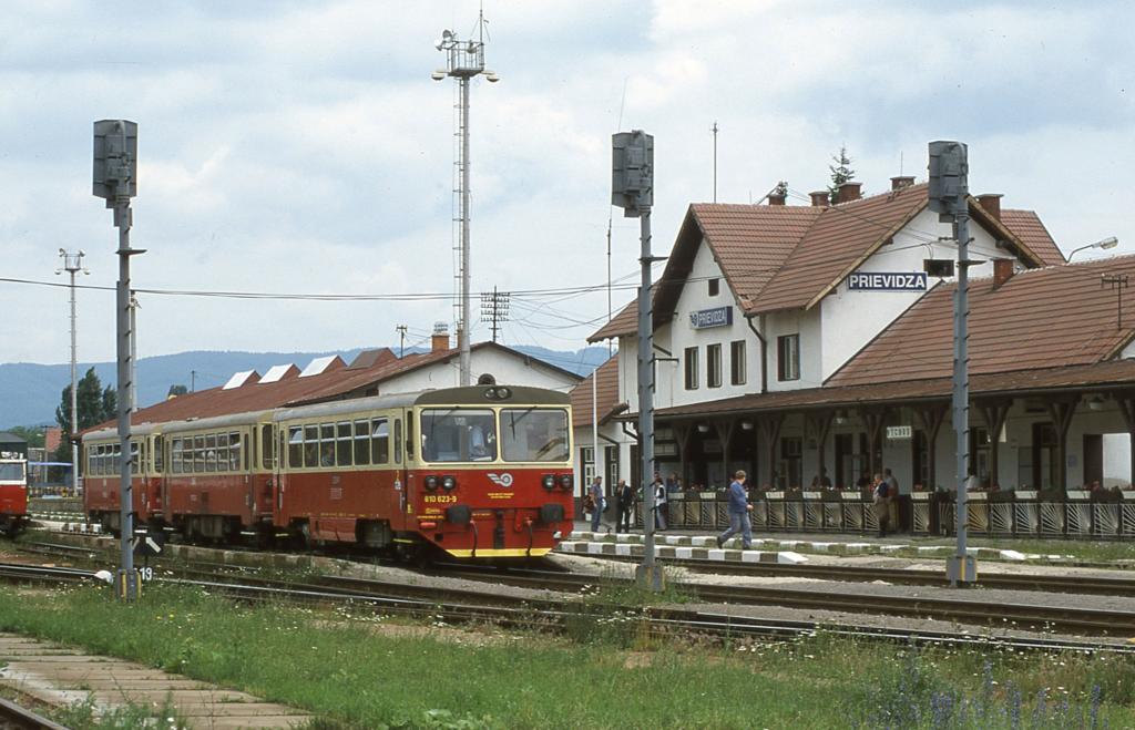 Am 25.06.2001 fhrt eine dreiteilige Schienenbus Einheit um 11.00 Uhr 
aus Prievidza ab. Fhrungsfahrzeug ist der 810623.